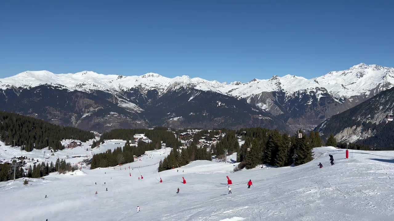 人们在Courchevel滑雪场的斜坡上滑雪视频素材