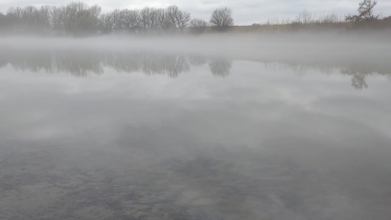 清晨，低雾笼罩着河流。美丽梦幻的景色视频素材