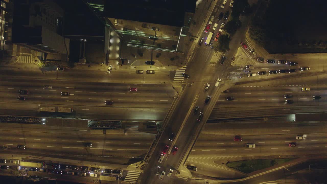 Excellent night aerial view of Av. Alfredo Benavides and Vía Expresa Luis Bedoya Reyes in the city of Lima.视频素材