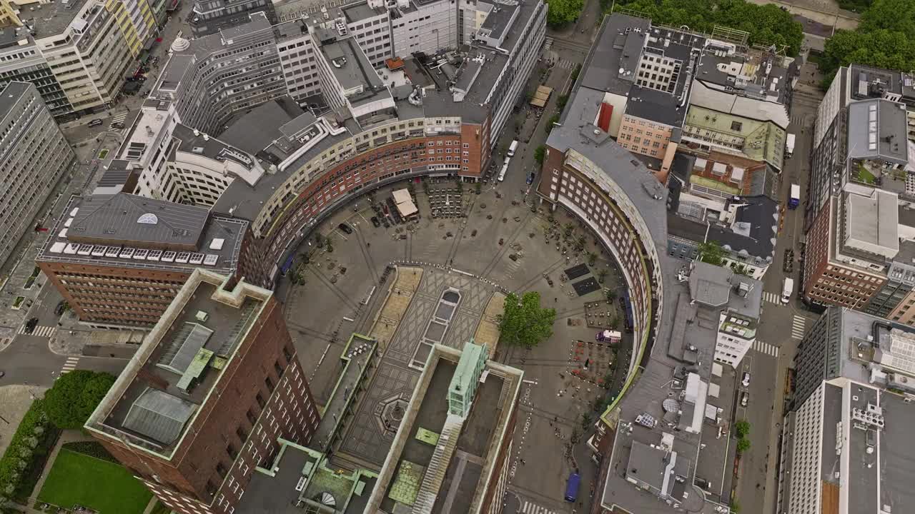 Oslo Norway v7 birds eye view drone fly around fridtjof nansen's place the circular square, tilt up capturing rådhuset city hall and fjord waterfront harbor view - Shot with Mavic 3 Cine - June 2022视频素材