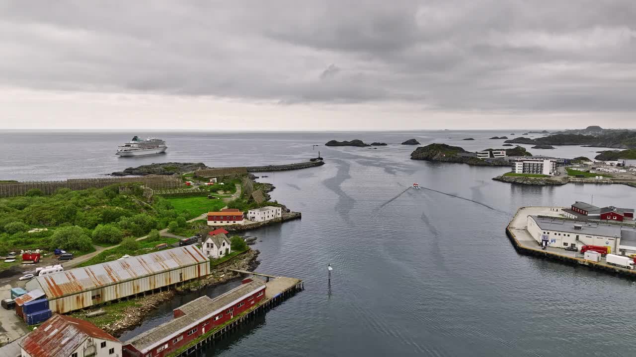 Svolvær Norway v2 low level flyover kuba island with multiple cod hanging hjell towards fiskerkona statue at the pier capturing cruise ship sailing on the sea - Shot with Mavic 3 Cine - June 2022视频素材