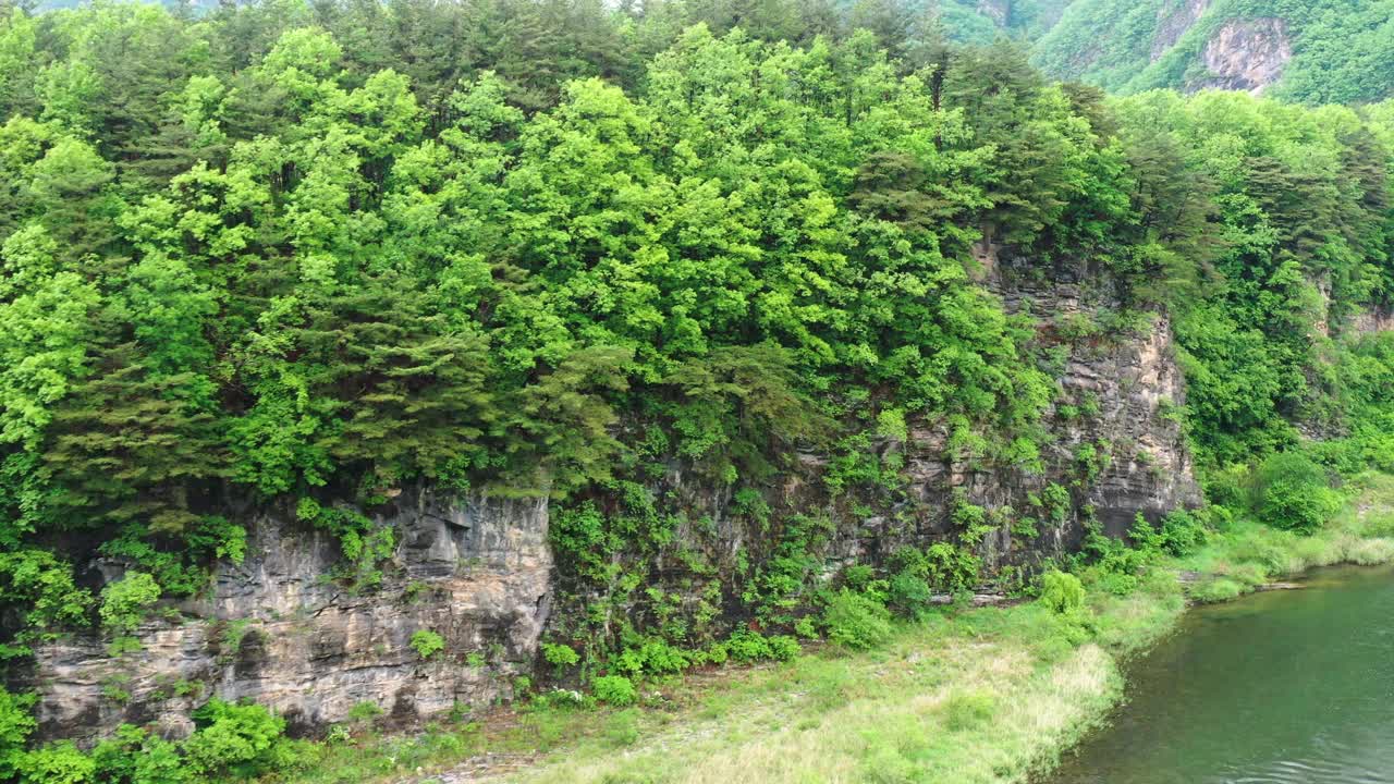 东江、山崖、云海的自然风光/韩国江原道旌善郡视频素材