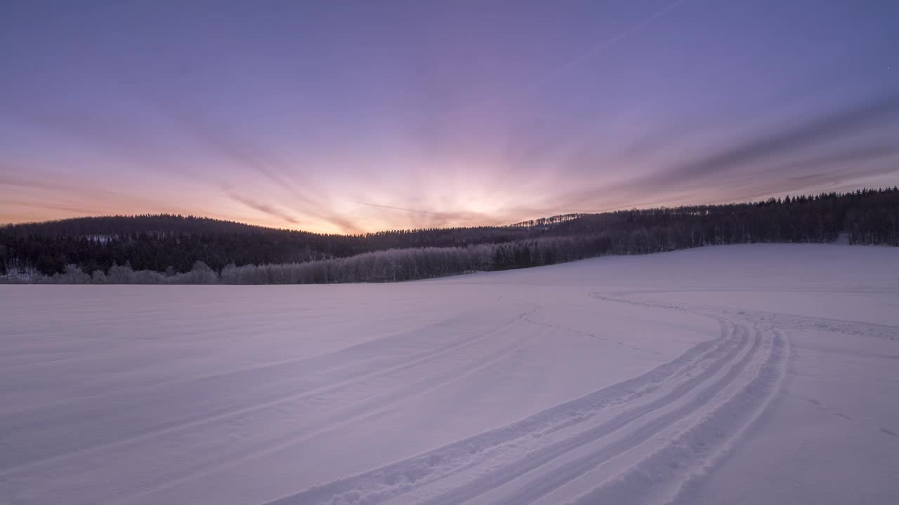 冬季景观与越野滑雪道和移动的云在蓝色的时刻视频下载