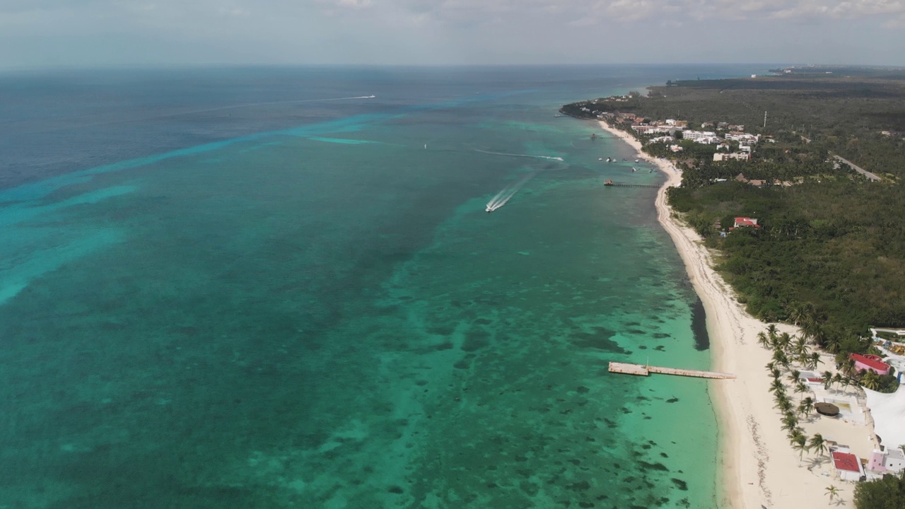 无人机在墨西哥金塔纳罗奥科苏梅尔岛拍摄Playa Chen里约热内卢。4K剪辑。视频素材