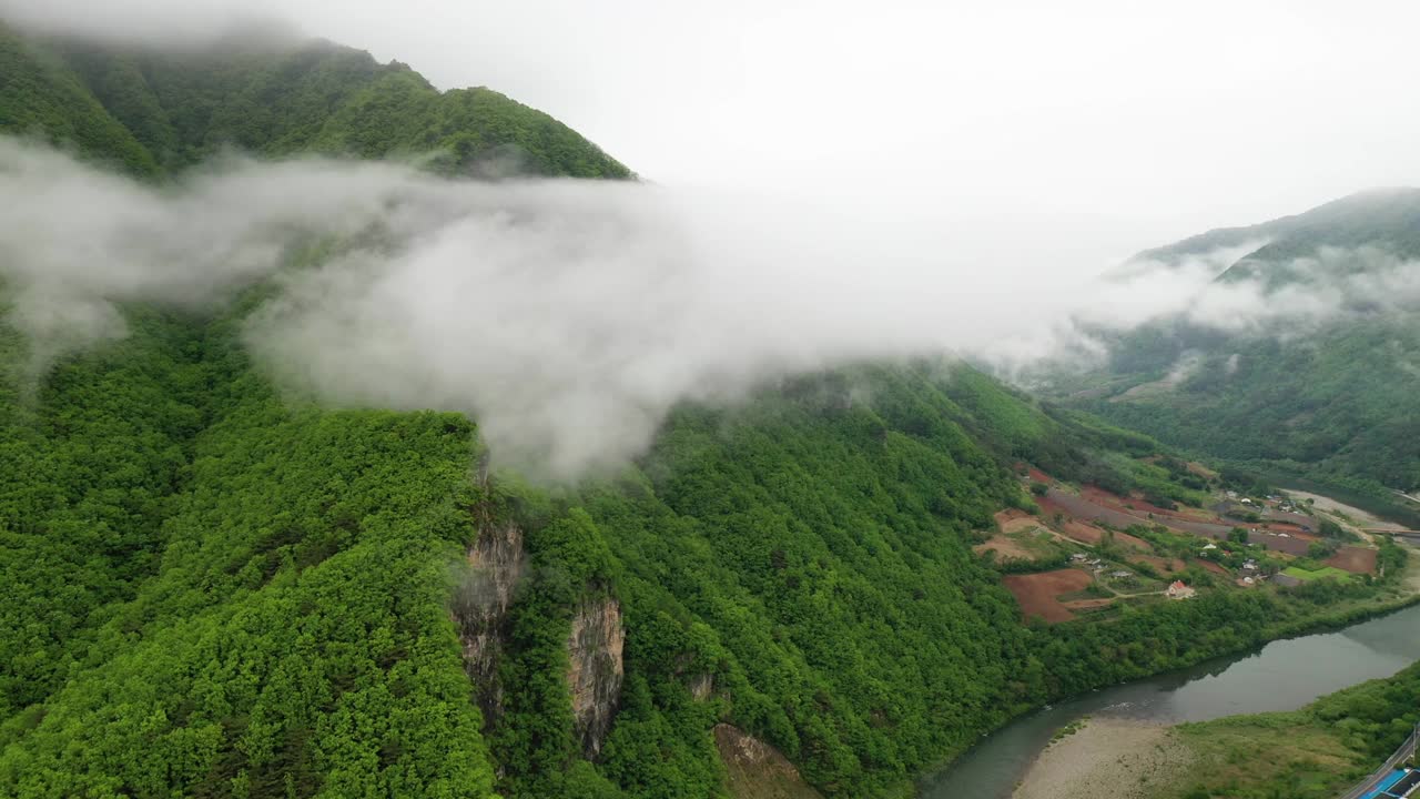 东江、山崖、云海的自然风光/韩国江原道旌善郡视频素材