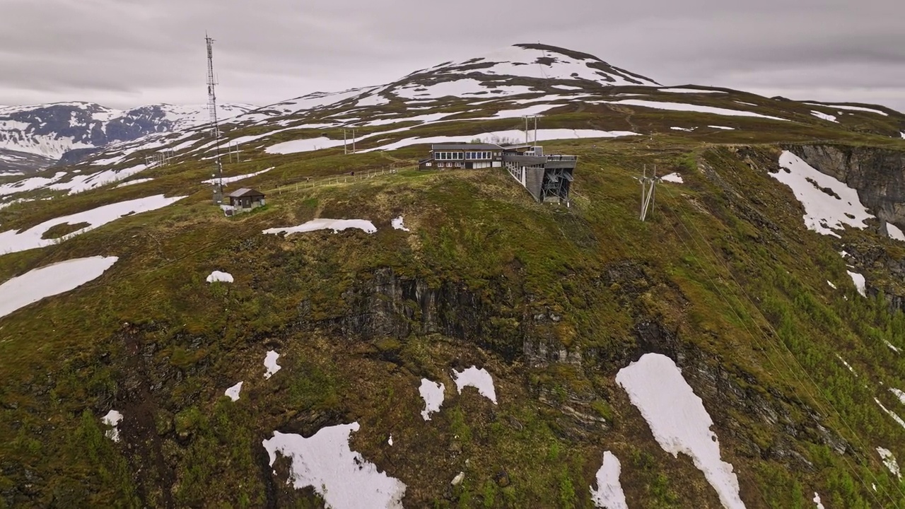 Tromsø Norway Aerial v16 drone fly around mount storsteinen towards upper station of fjellstua with patches of melted snow on mountain during early summer season - Shot with Mavic 3 Cine - June 2022视频素材