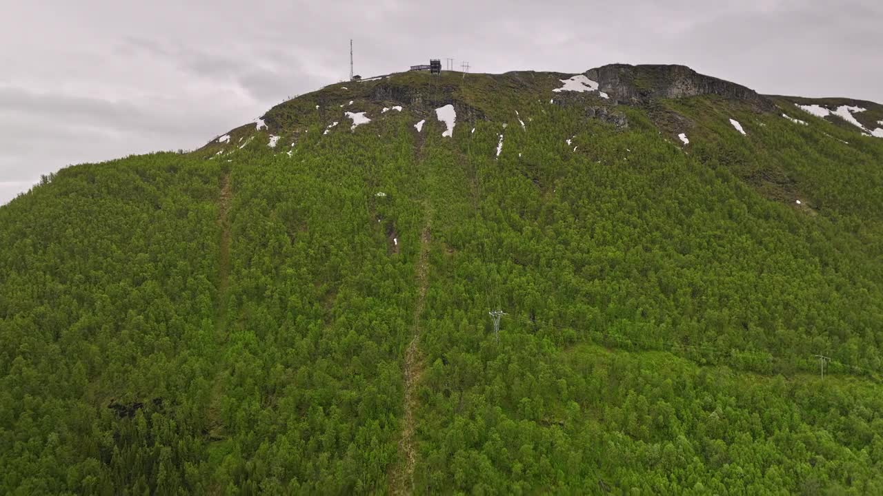 挪威特罗姆瑟 空中 v14 电影无人机缓缓飞到斯托斯泰宁山的山架上，鸟瞰费耶海森缆车站 - 用 Mavic 3 电影拍摄 - 2022 年 6 月视频素材