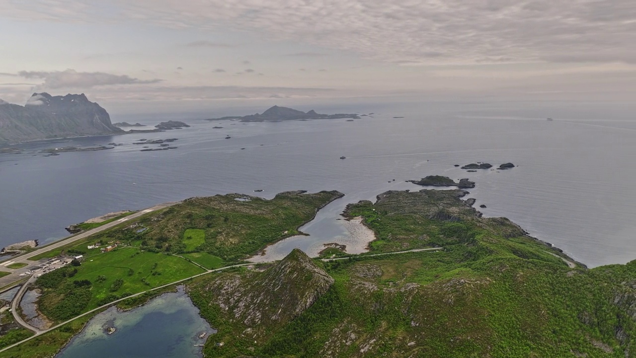 Djevelporten Norway Aerial v2 high altitude panoramic landscape view capturing svolvær airport, breathtaking scenery of untouched lofoten archipelago and fjord - Shot with Mavic 3 Cine - June 2022视频素材