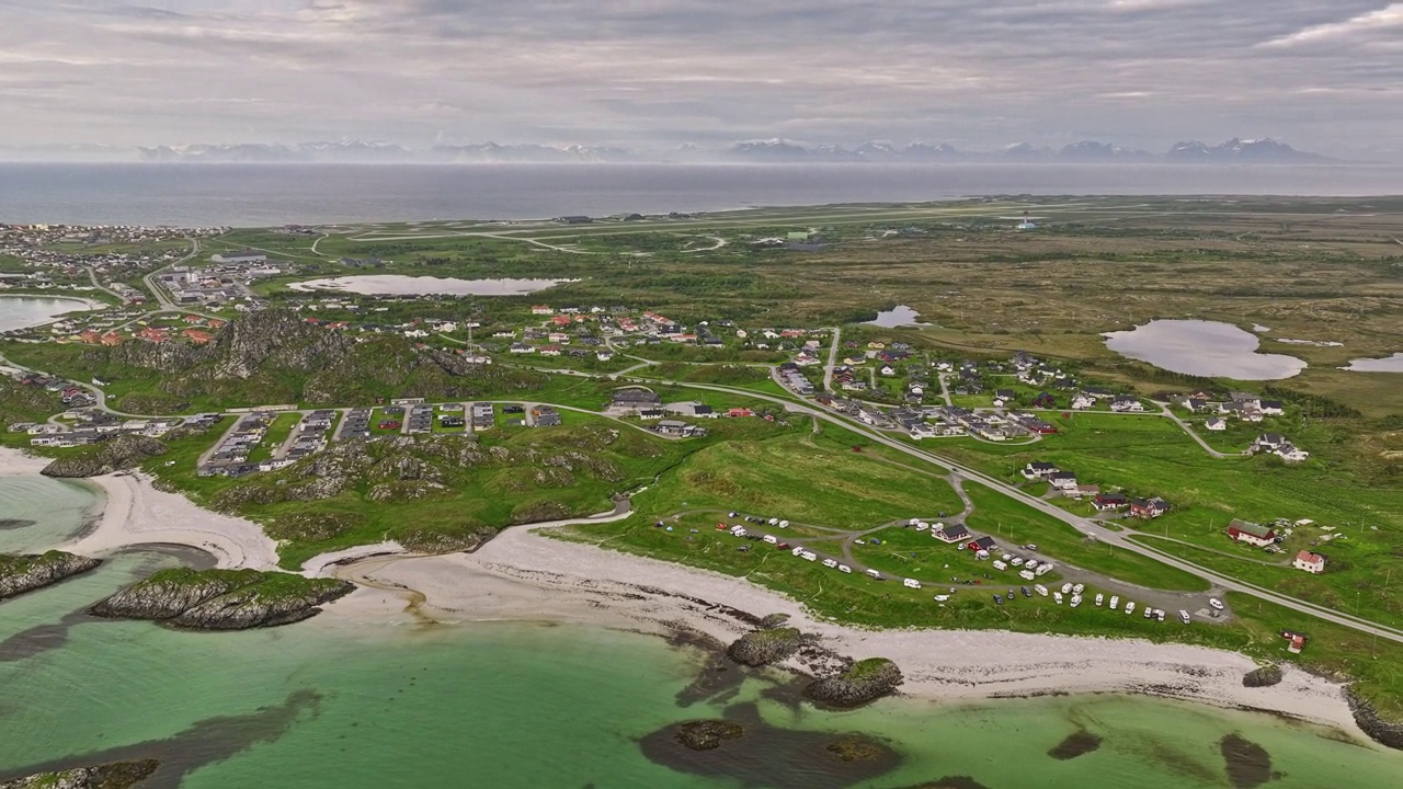 Andenes Norway v6 鸟瞰无人机飞越沿海露营地，向上倾斜捕捉小镇村庄、背景中的安多亚机场和无尽的地平线 - 使用 Mavic 3 电影拍摄 - 2022 年 6 月视频素材