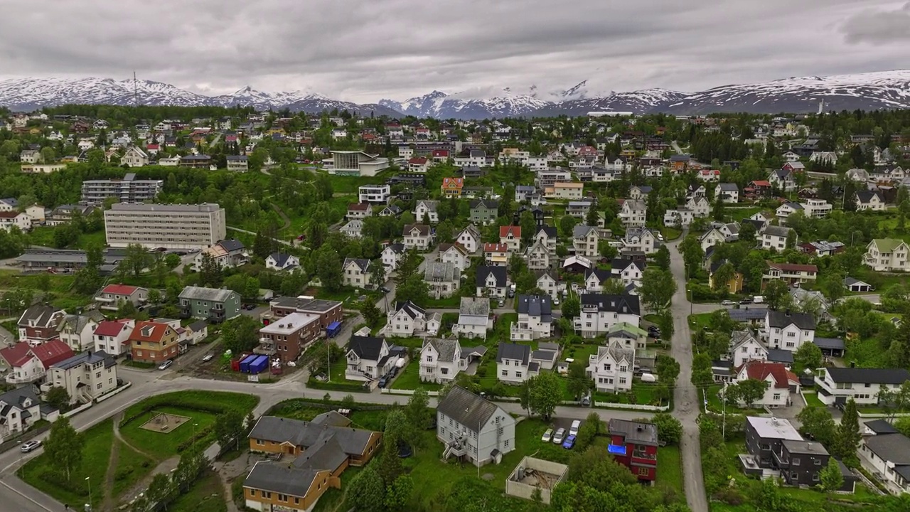 Tromsø Norway Aerial v9 low level drone flyover forhåpningen residential neighborhood capturing traditional single detached houses with mountainscape view - Shot with Mavic 3 Cine - June 2022视频素材