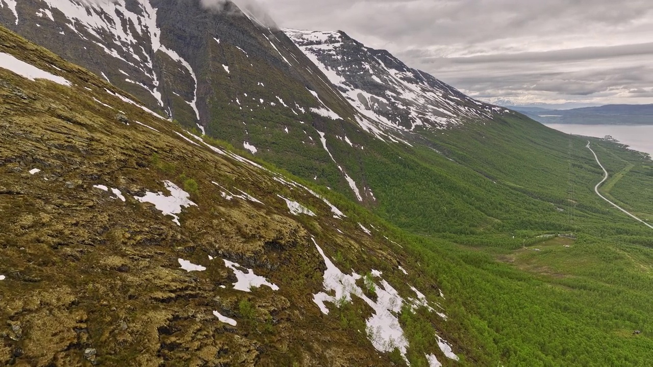 Nordkjosbotn挪威航空v4高空无人机飞越山坡捕捉陡峭斜坡的细节，平移显示balsfjord狭窄的入口-拍摄与Mavic 3 Cine - 2022年6月视频素材