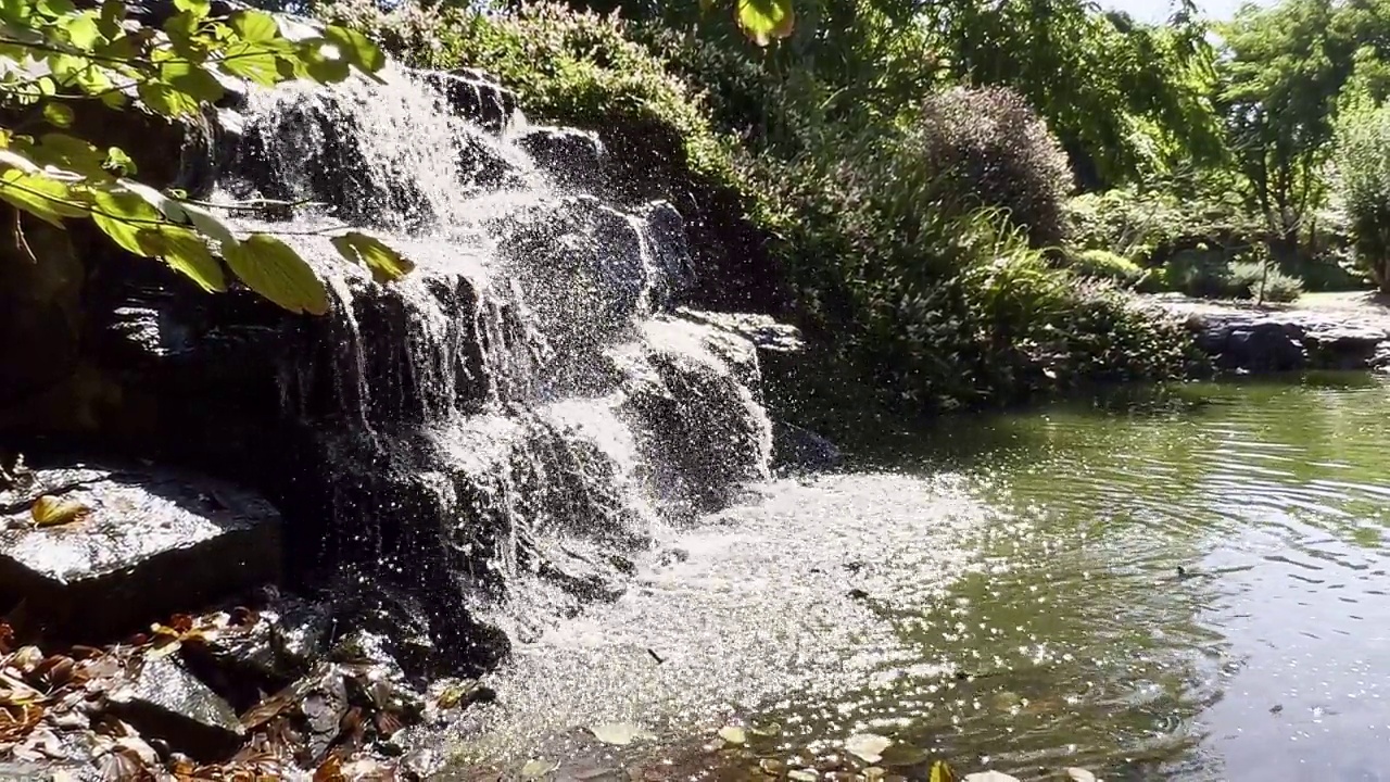 瀑布流动的美丽景色和放松的场景背景。视频素材