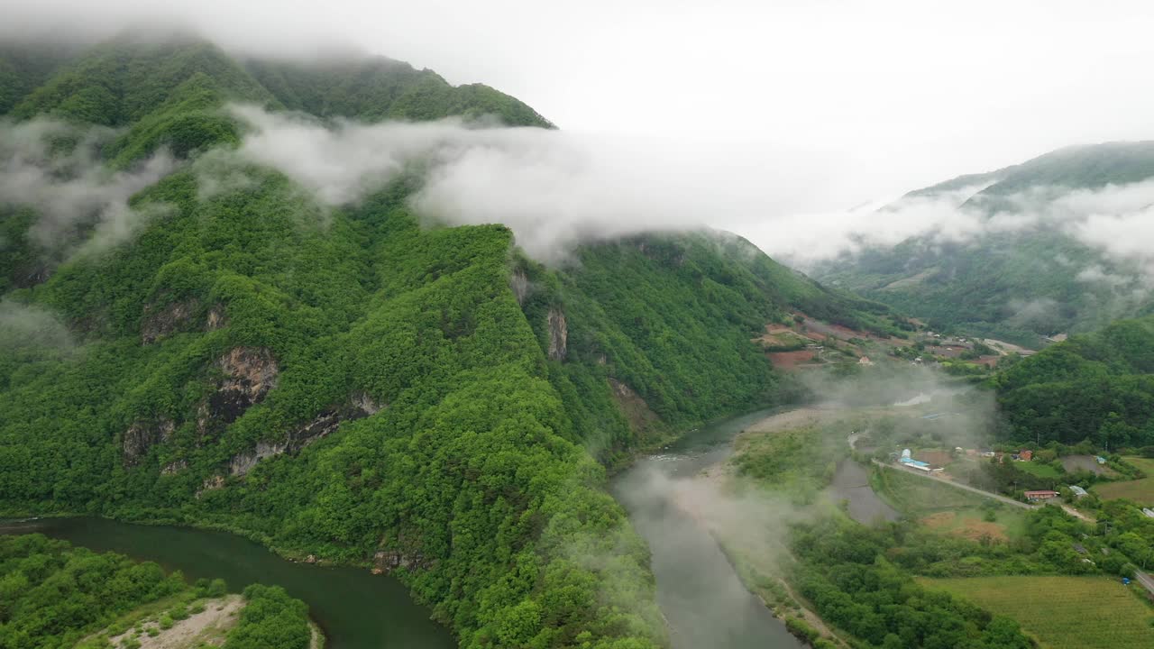 东江、山崖、云海的自然风光/韩国江原道旌善郡视频素材