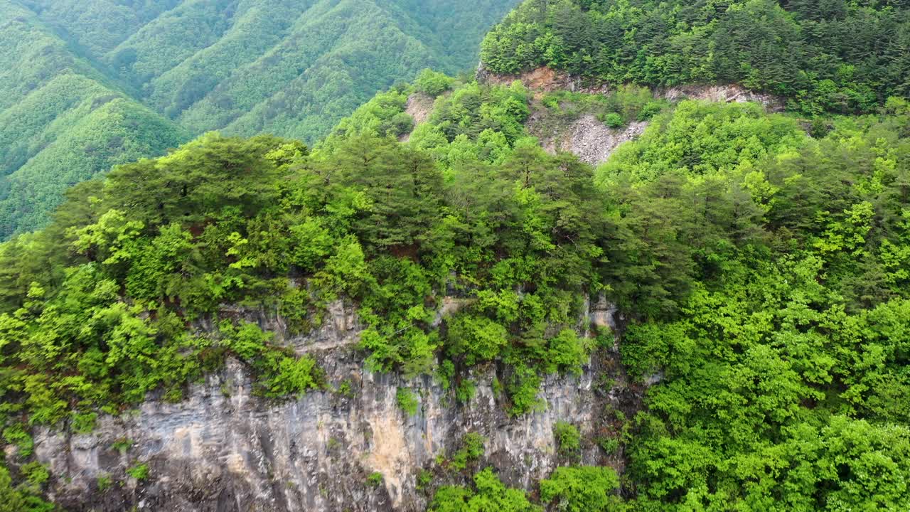 韩国江原道旌善郡东江、山崖的自然风光视频素材