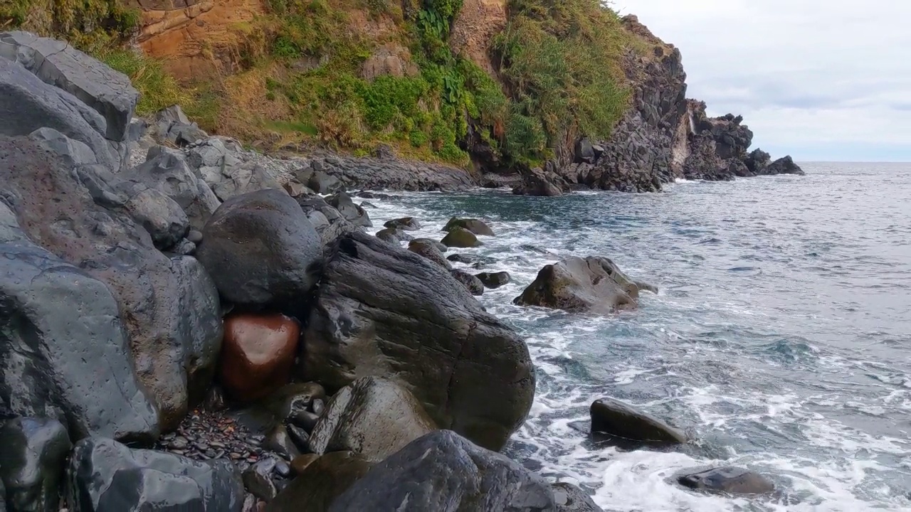 海浪撞击着岛岸边的岩石视频素材