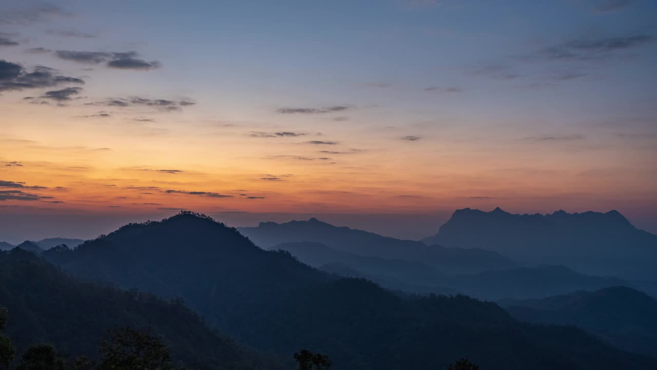 在泰国清迈，美丽的晨曦与移动的云在土銮江岛景观上的延时视图视频素材