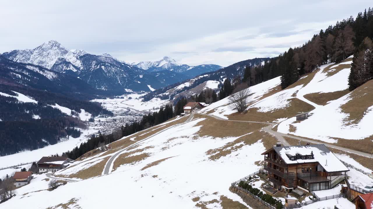 意大利北部普斯特里亚山谷白云石阿尔卑斯山的Innichen / San Candido的美丽无人机视图。视频素材