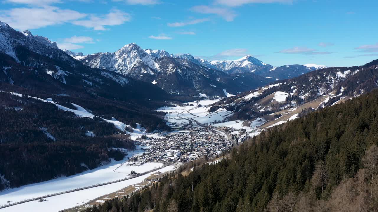 意大利北部普斯特里亚山谷白云石阿尔卑斯山的Innichen / San Candido的美丽无人机视图。视频下载