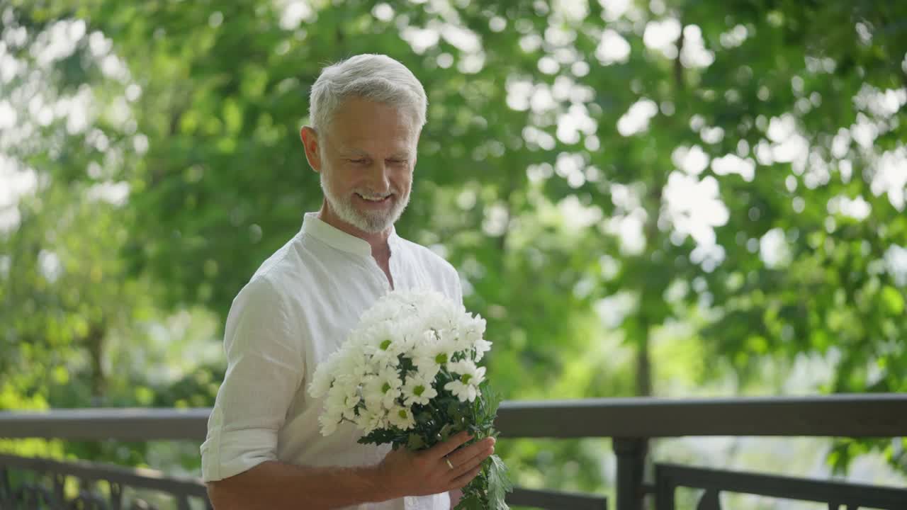 微笑成熟的男人在约会时给女人送花，温柔视频素材