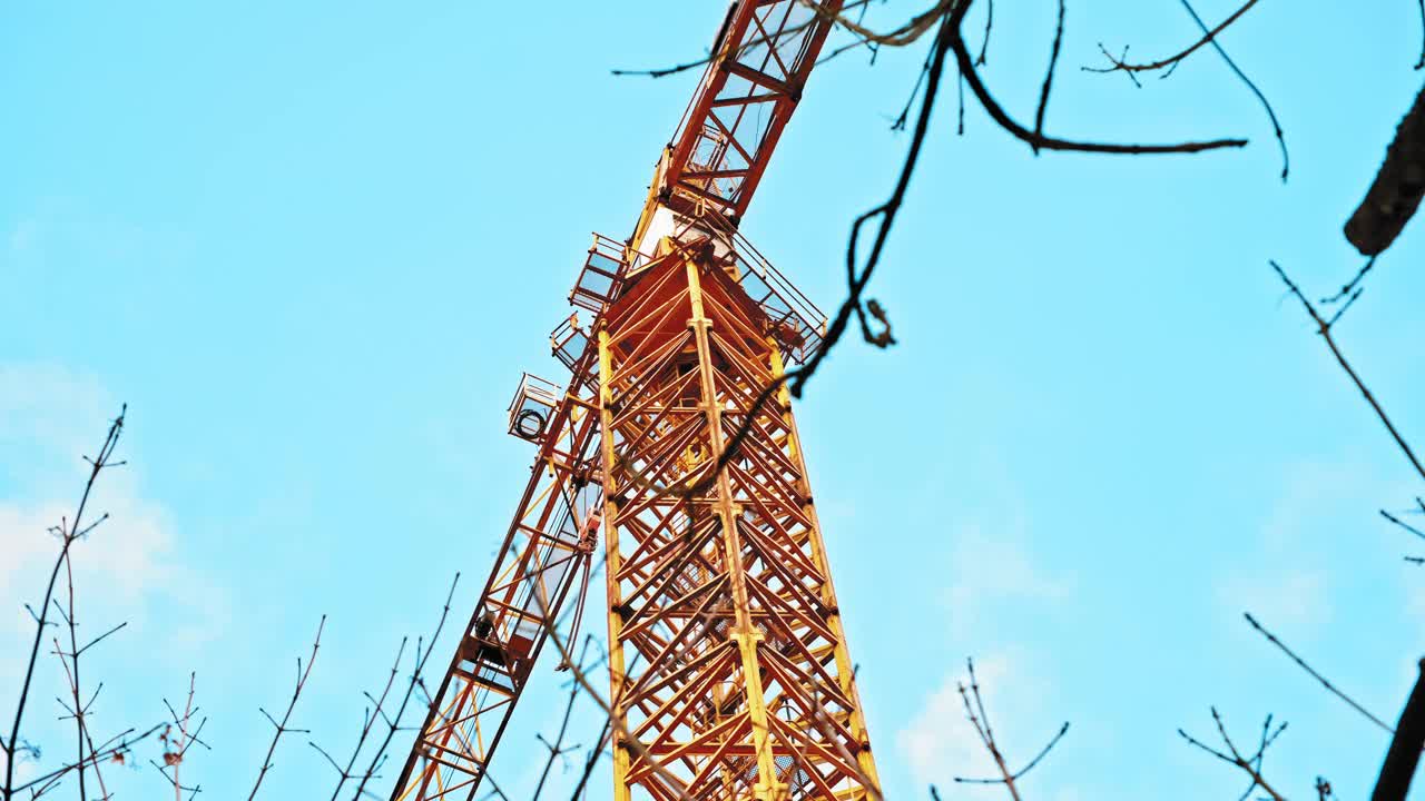 从地面看建筑工地工业起重机的臂臂视频素材