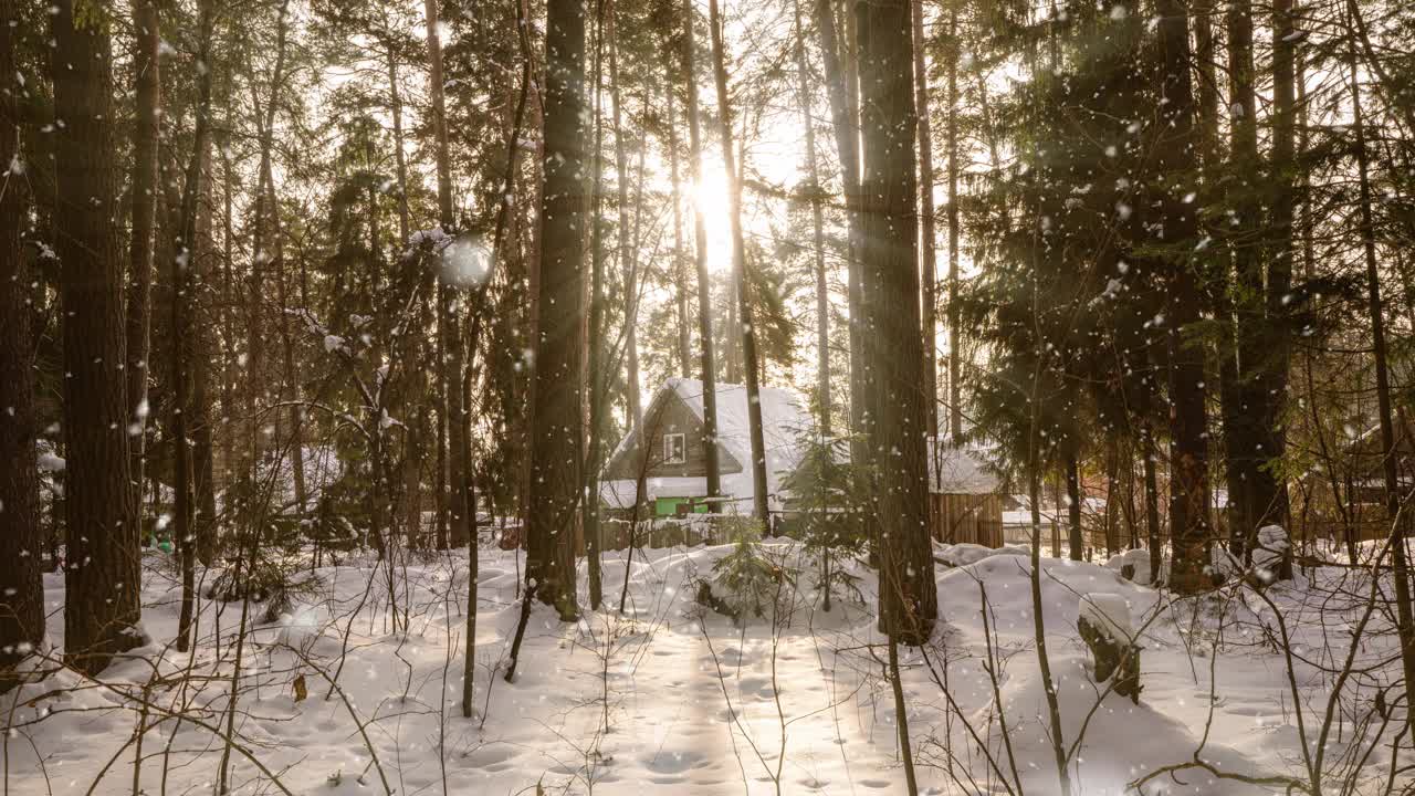 在一个美丽的雪天，森林里的木屋倒塌了。森林中央的一间孤零零的小屋，可以在寒冷的冬天抵御降雪。冬天的童话。时间推移，相机运动4k视频视频素材