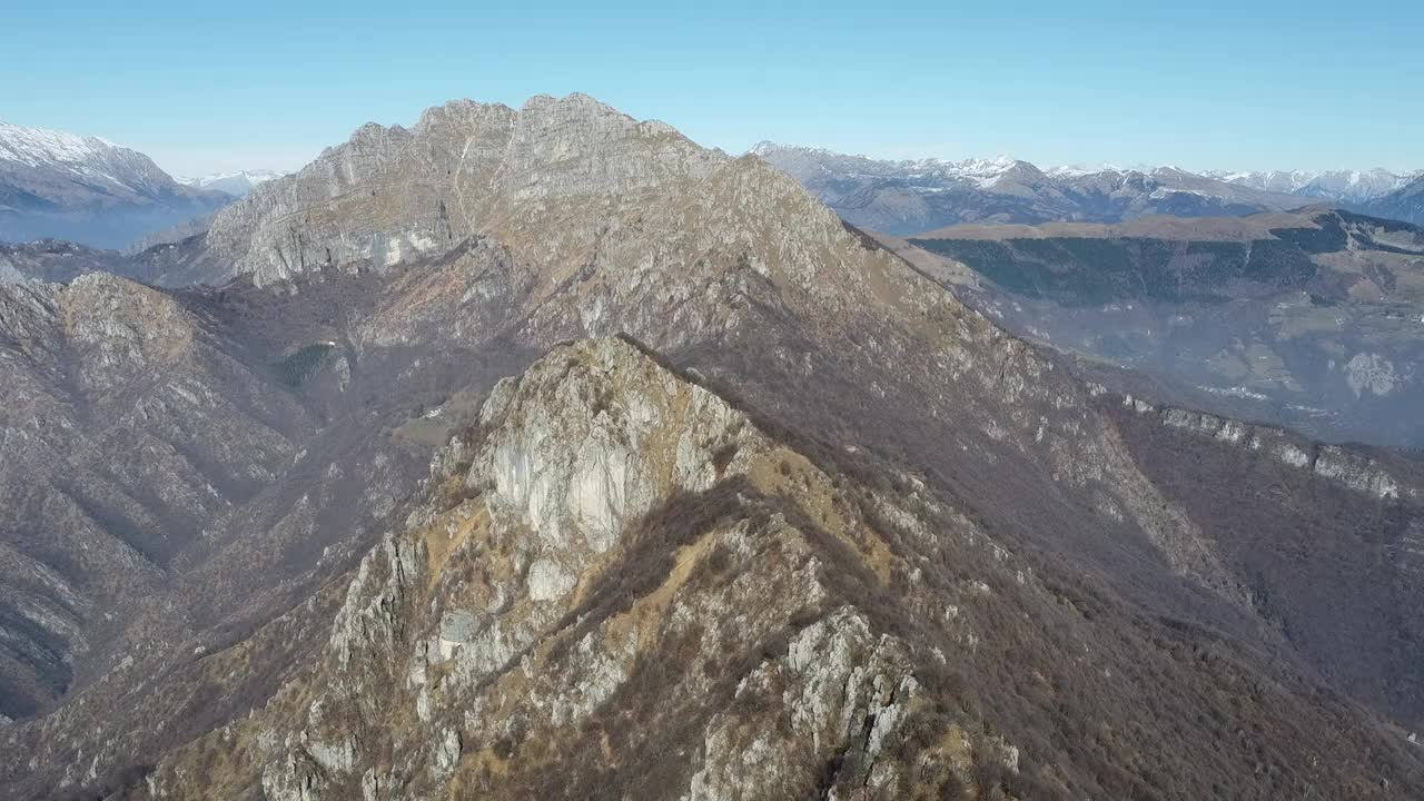 阿马纳山谷的Orobie山鸟瞰图视频素材