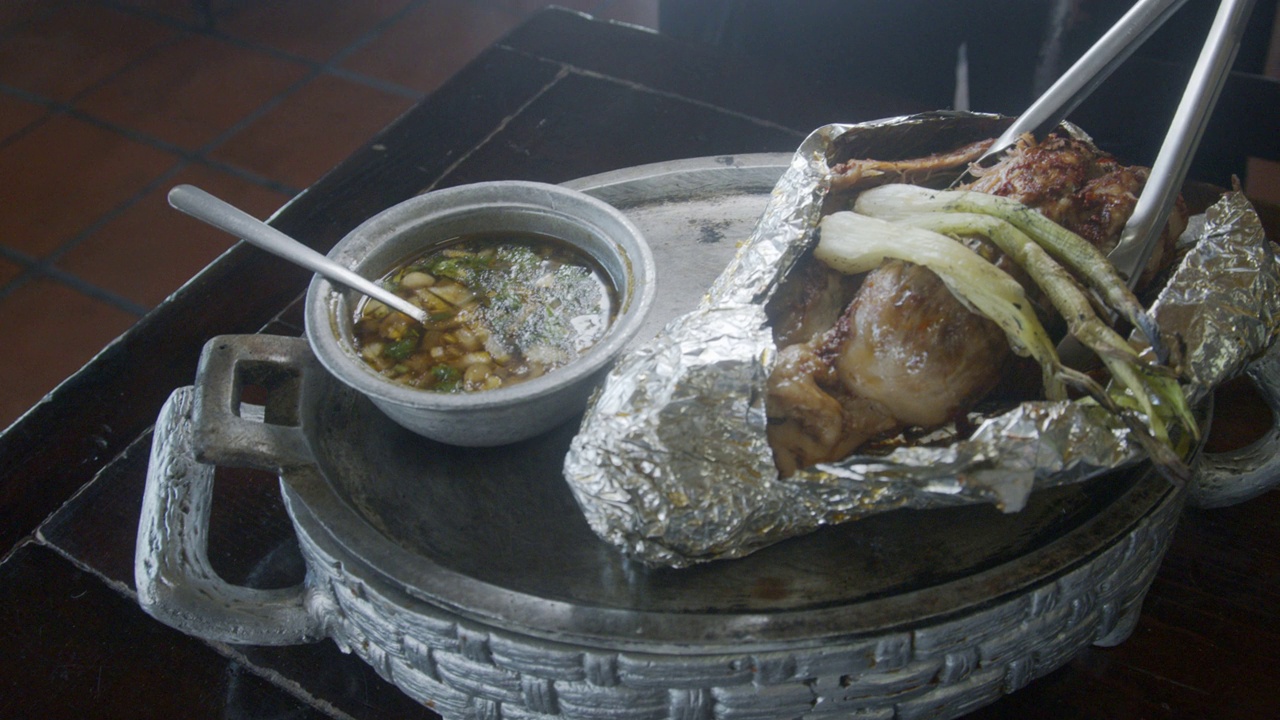 Mexican Style Roasted Chicken on a Pewter Tray with Consommé  Soup and Grilled Green Onion in a Restaurant in Tijuana视频素材