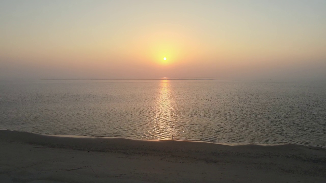 夕阳在海湾的红柳林中，向着地平线上的海洋。风景优美的日落黄金时间背景视频素材