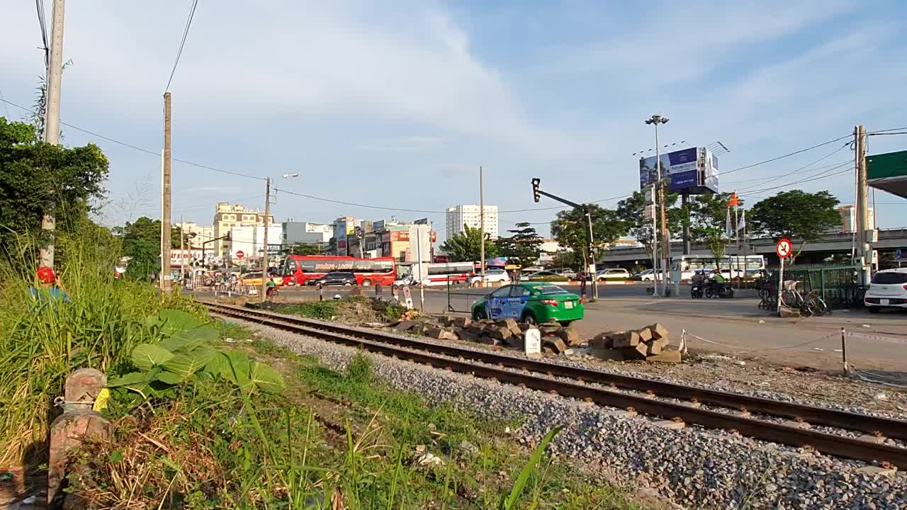 越南D19E柴油机车的客运列车。视频素材