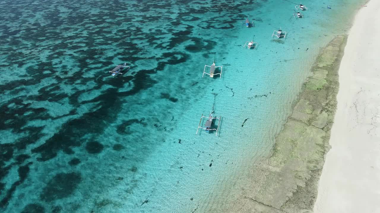 船在透明的蓝色海洋和海滩上的天堂岛。鸟瞰图。视频素材