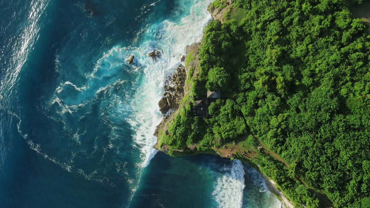 鸟瞰热带岛屿上有树木的风景海角、巴厘岛寺庙和海浪的海洋视频素材