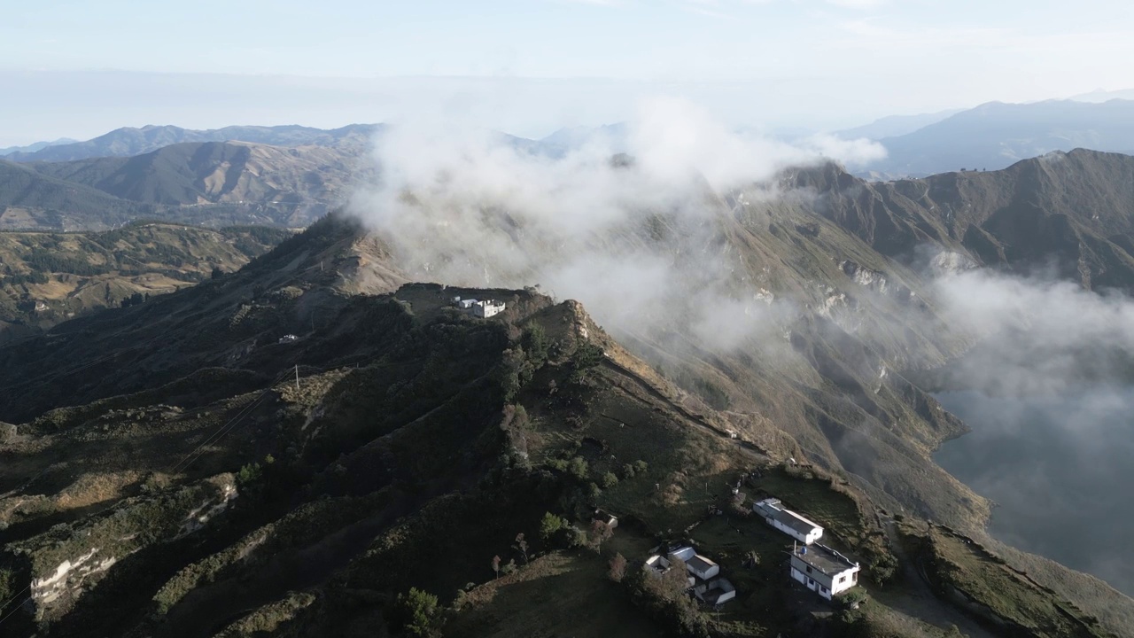 无人机在厄瓜多尔安第斯山脉受欢迎的徒步旅行路线上飞越奎洛托亚水火山口火山视频素材