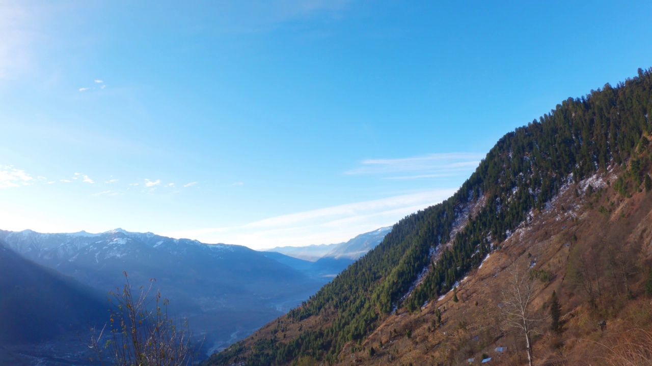 在印度喜马偕尔邦的马纳里，太阳光线在日落时穿过喜马拉雅山脉的Kullu山谷。晚上的背景视频素材