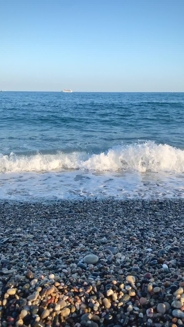 海浪撞击海岸线，日落视频素材