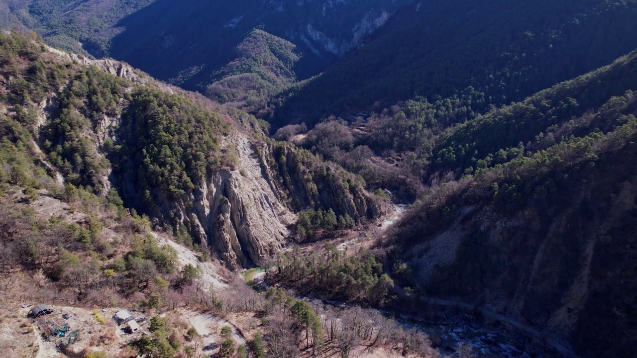 从空中俯瞰法国阿尔卑斯山的Aiglun峡谷视频素材