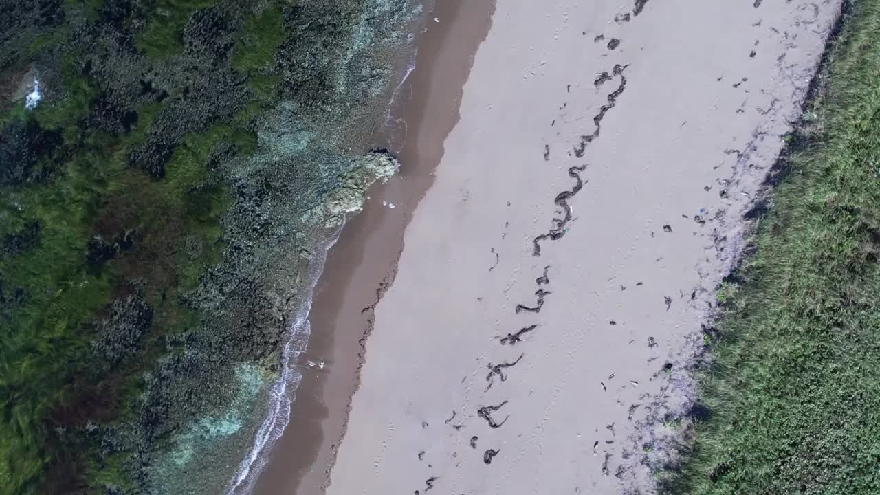 海浪拍打着岸边的背景视频下载