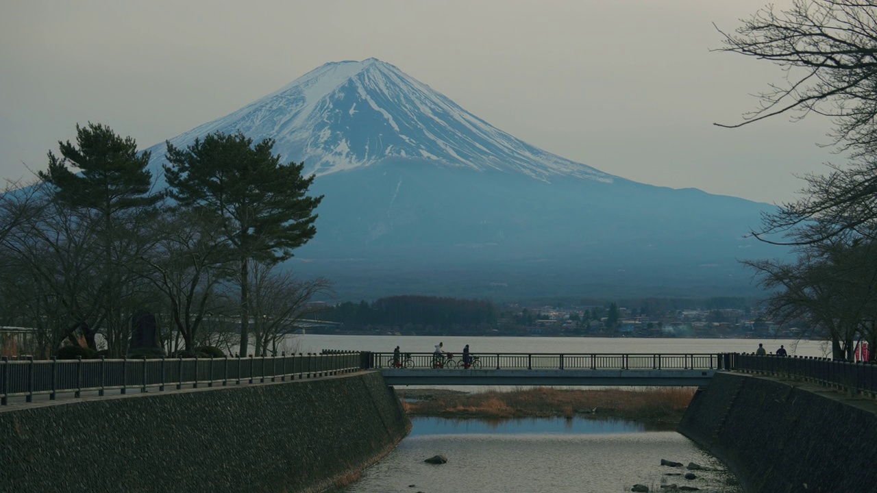 从川口湖向富士山倾斜视频素材