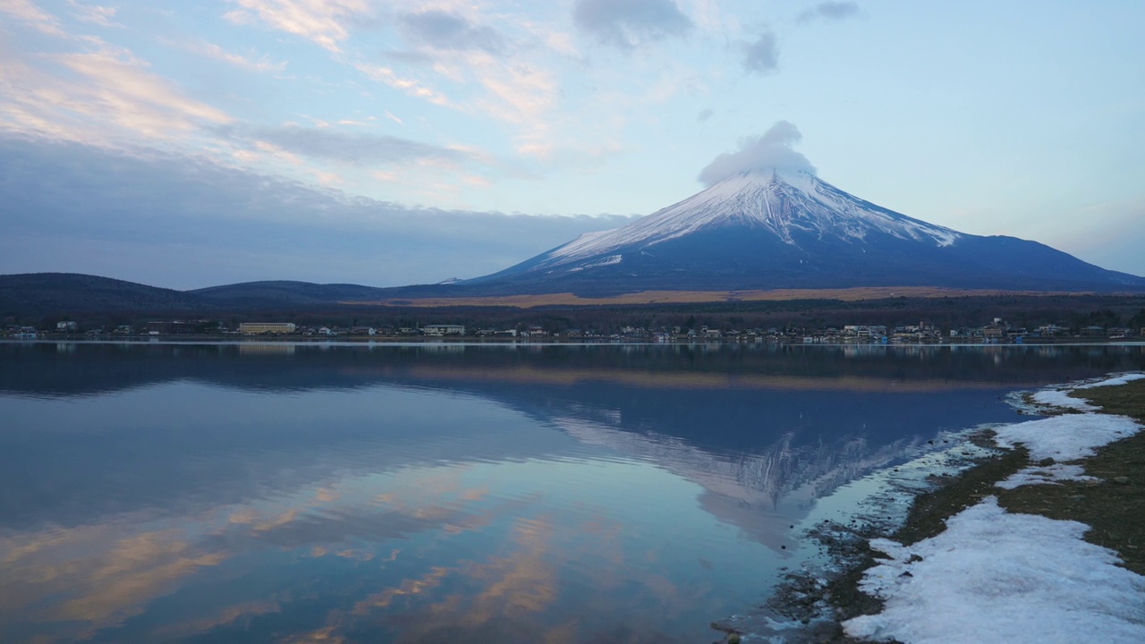 山中湖富士山的平移镜头视频素材