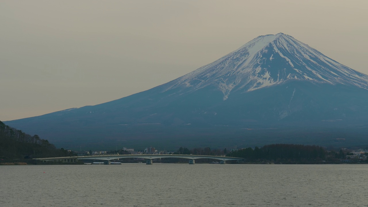 平移拍摄富士山风景视频素材