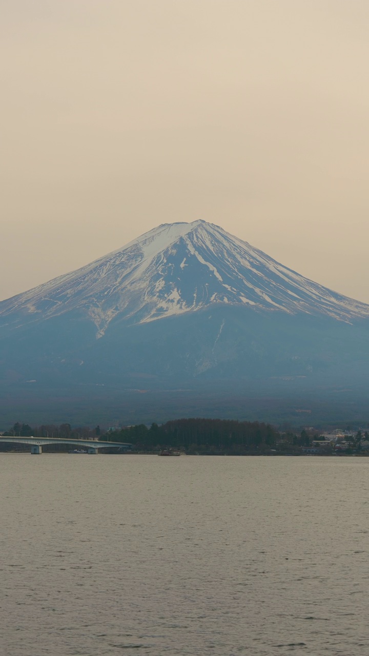 平移拍摄富士山风景视频素材