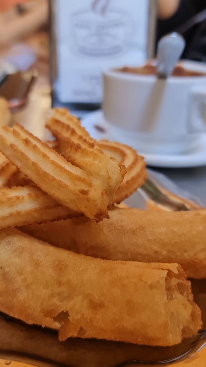 在海滩餐厅吃海鲜饭视频素材