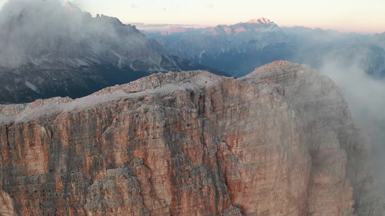 空中接近镜头的顶峰交叉在日落时的阿威劳山-陡峭的斜坡和山谷视频素材