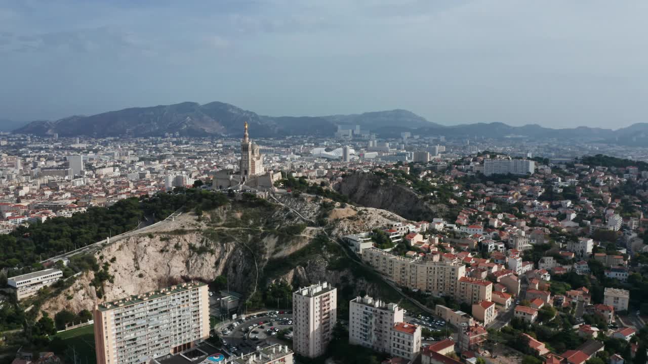 法国马赛山上的圣母院鸟瞰图视频素材