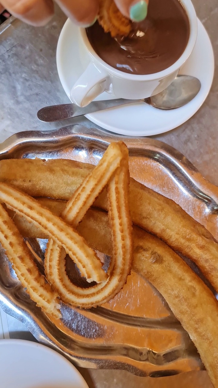 在海滩餐厅吃海鲜饭视频素材