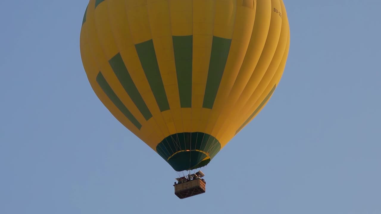 热气球在空中飞行视频素材