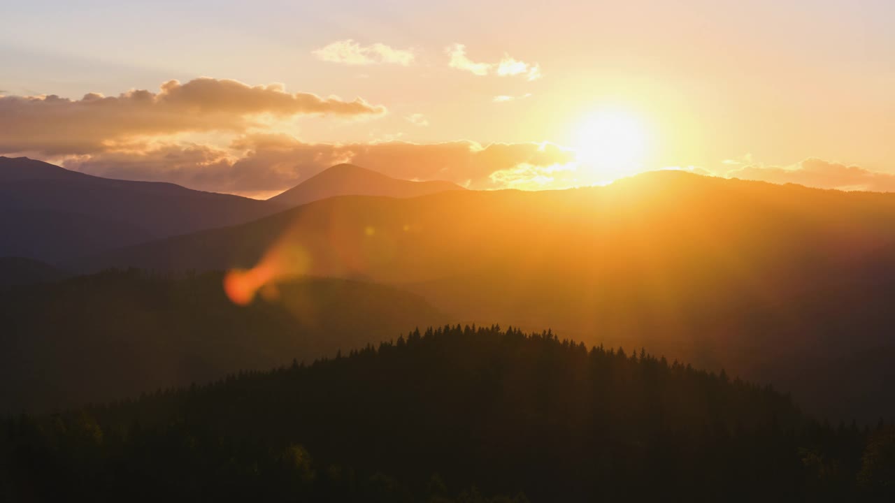 美丽的傍晚全景景观与明亮的夕阳在远处的山峰日落视频素材