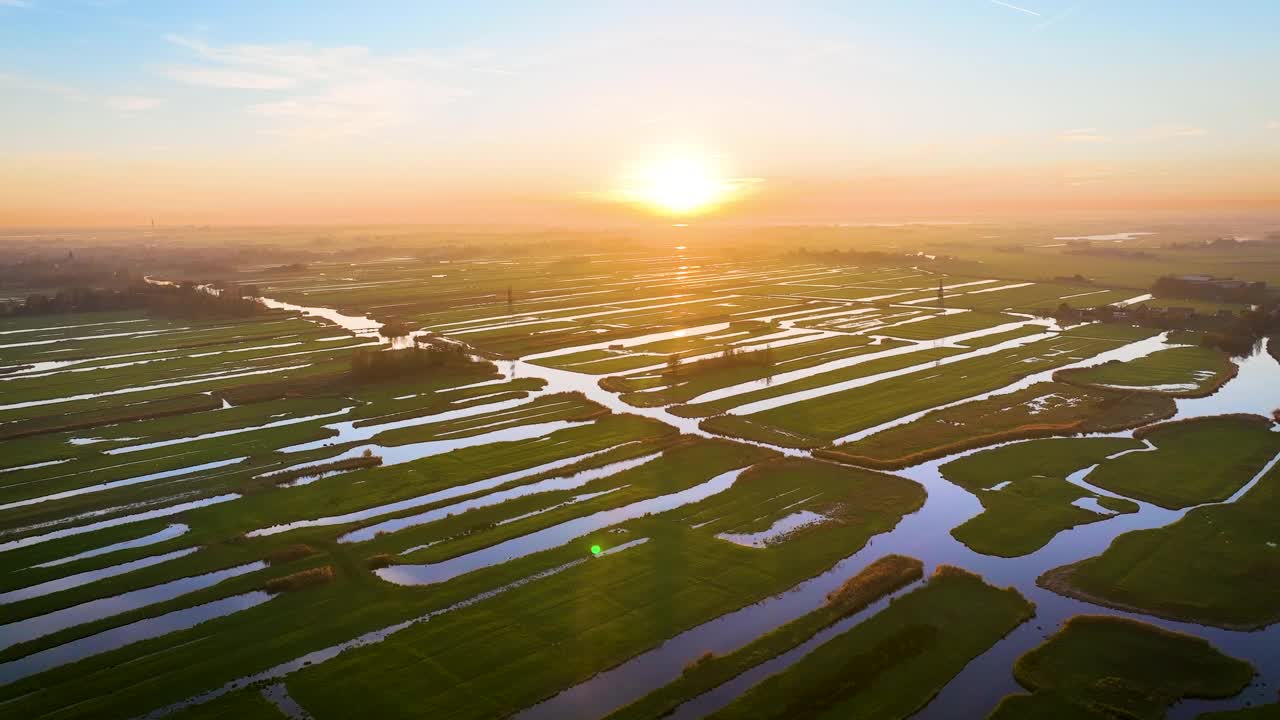 荷兰日落时泥炭草地的航拍镜头视频素材