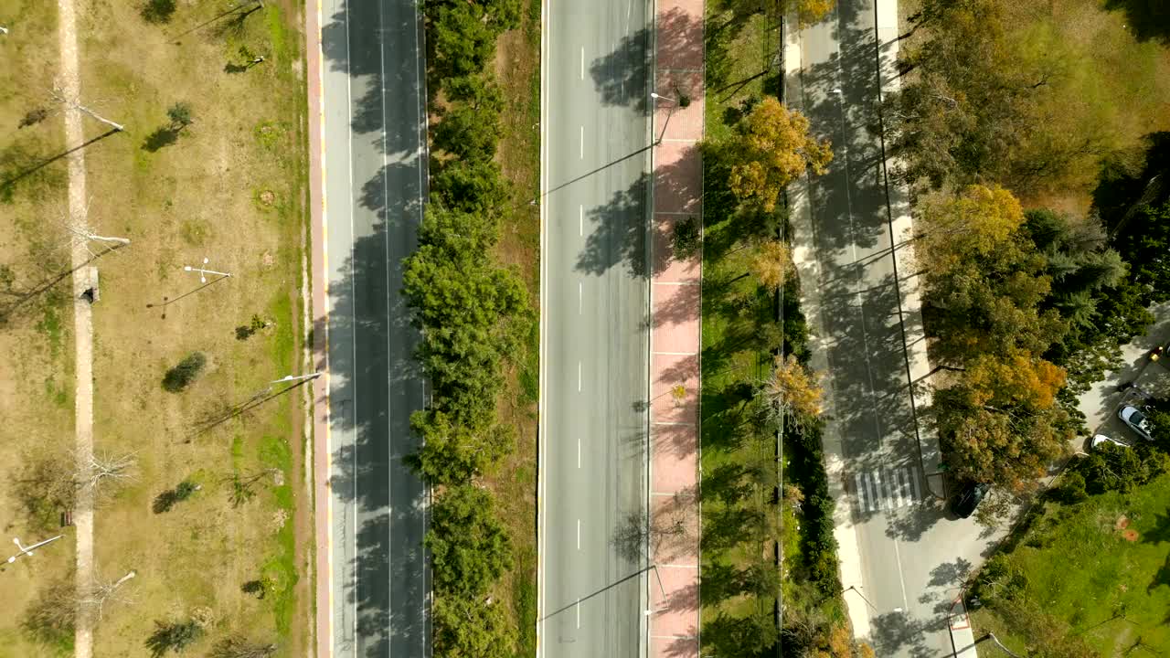 鸟瞰林地和公路。视频素材