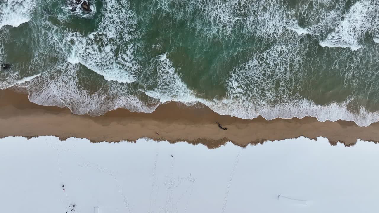 冬季，韩国江原道江陵市朱文镇海边海滩附近的雪景和自然风光视频素材