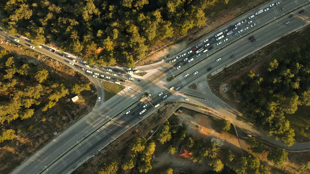 鸟瞰林地和公路。视频素材